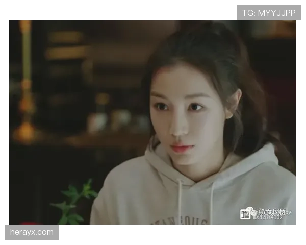 刚刷到张楠训练服配名牌拖鞋、躺私人泳池刷手机，真是又羡慕又想笑